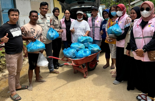 YBM PLN UP3 Kendari Salurkan Paket Sembako hingga Popok Bayi untuk Korban Banjir
