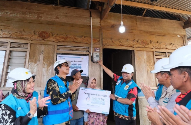 Program Light Up The Dream Bantu Nyalakan Sambungan Listrik 219 Rumah di Sulselrabar