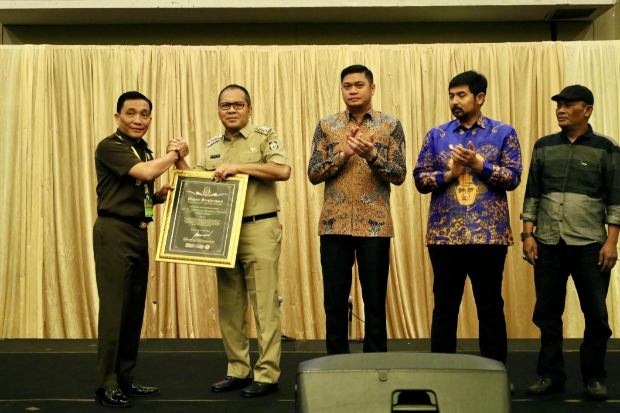 Kejati Sulsel Beri Penghargaan untuk Wali Kota Makassar