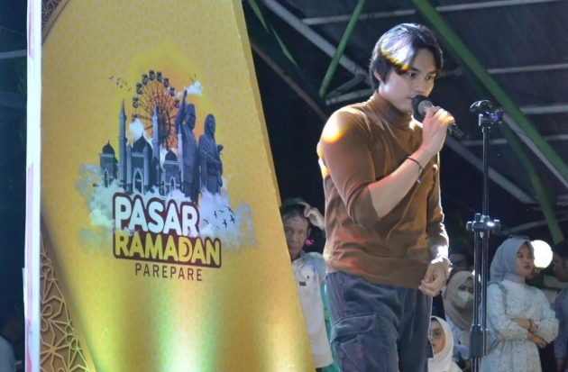 Ribuan Penonton Saksikan Konser The Prince of Galau di Pasar Ramadan IM3 Parepare