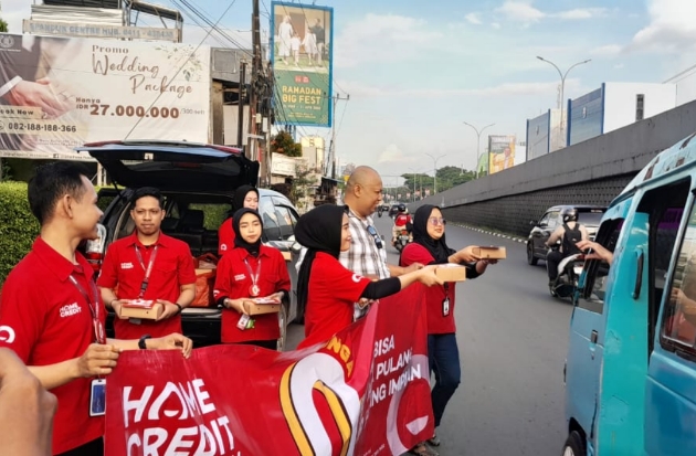 Ramadan Berbagi, Home Credit Bagikan Makanan Buka Puasa untuk Warga Makassar