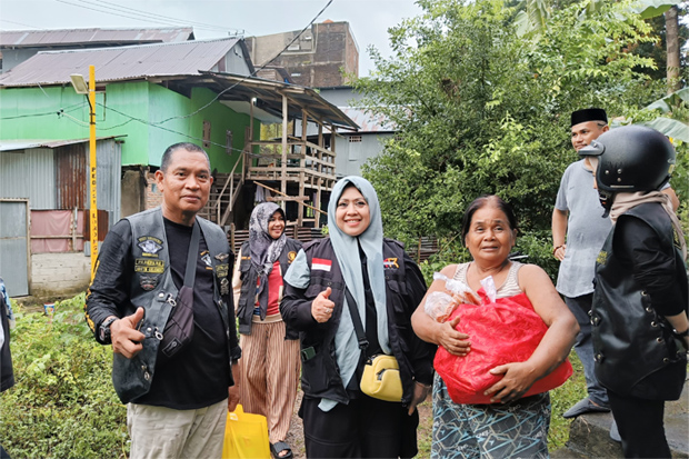 Rost Bruders Indonesia Parepare Bersama Erna Rasyid Taufan Berbagi Sembako