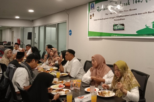 IKA Smandel Angkatan 98 Makassar Buka Puasa Bersama dan Berbagi Takjil