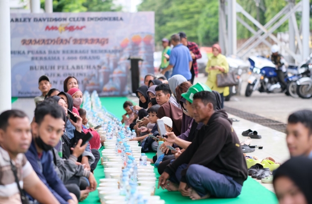 Gandeng Pelindo, HDCI Makassar Berbagi Kebahagiaan dengan Buruh Pelabuhan, Ojol & Duafa