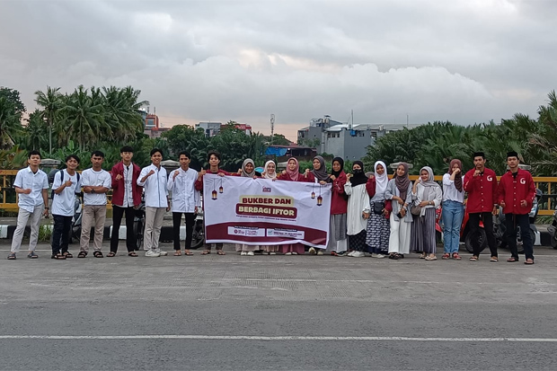 GK Sulsel Berbagi 200 Box Iftor kepada Pengendara Jalan di Makassar