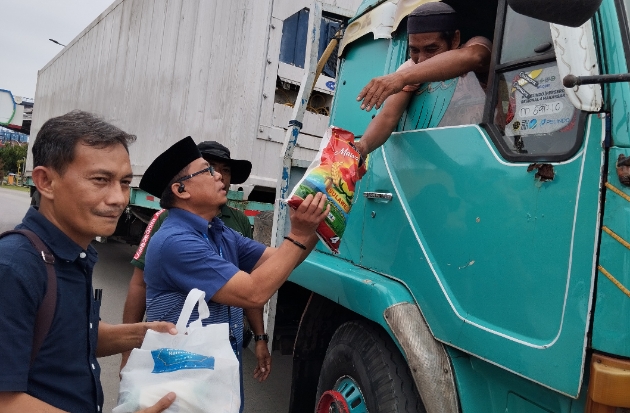 Kolaborasi Pelindo Group & ALFI Bagikan 1.700 Paket Sembako untuk Pekerja Pelabuhan