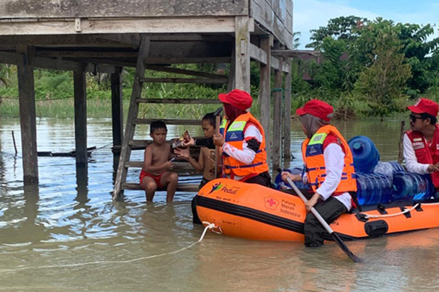 Relawan PMI Luwu Utara Salurkan Bantuan Korban Banjir di Baebunta Selatan
