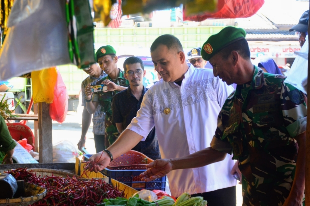 Pj Bupati Sinjai Pastikan Stok Bahan Pokok Aman Jelang Lebaran