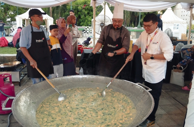 Gandeng UMKM Lokal, Indosat Berbagi 1.500 Porsi Hidangan Berbuka untuk Warga Makassar