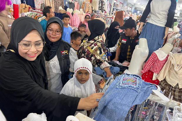 Erna Rasyid Taufan Ajak Anak Yatim-Dhuafa Belanja Baju Lebaran