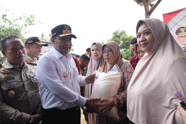 Pj Gubernur Sulsel Beri Bantuan Sembako ke Warga Terdampak Banjir di Suli