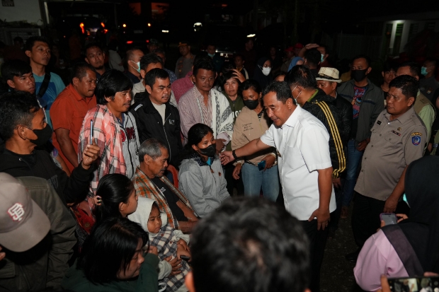 Pj Gubernur Kunjungi dan Serahkan Bantuan Korban Tanah Longsor di Toraja