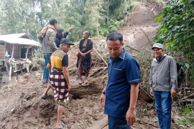 Andi Sudirman Bawa Bantuan Kepada Korban Longsor di Tana Toraja