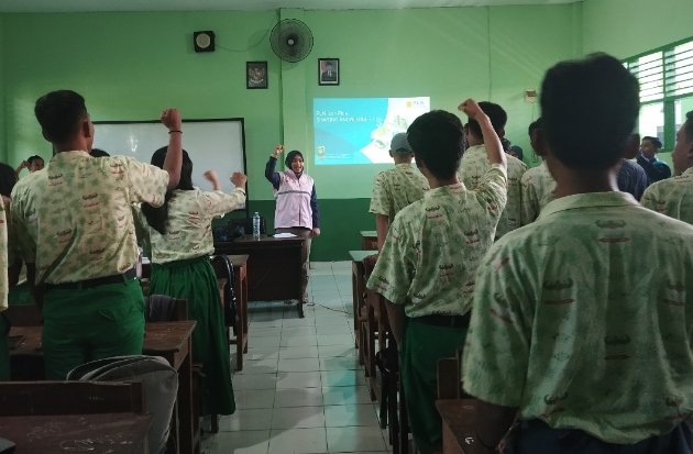 Srikandi PLN Icon Plus Goes to School di Makassar: Mengajar hingga Bantu Laptop