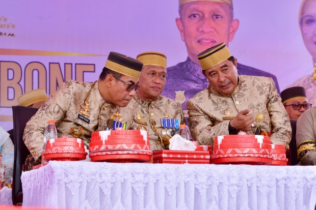 Pj Gubernur Bahtiar dan Kapolda Sulsel Hadiri Prosesi Mattompang Arajang