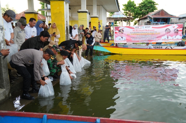 Pj Gubernur Sulsel Kunjungi Soppeng, Tebar 160 Ribu Benih Ikan di Salomate