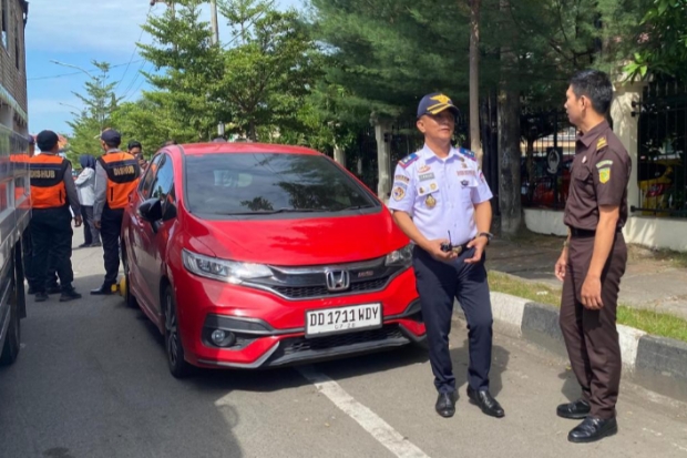 Dishub Makassar Gembok 21 Mobil yang Parkir di Bahu Jalan
