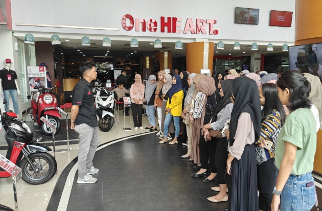 Antusiasme Mahasiswa di Makassar Ikuti Tour Showroom Asmo Sulsel