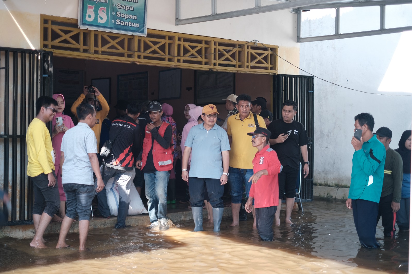 Abang Fauzi Salurkan 1.000 Paket Sembako untuk Korban Banjir di Luwu Utara