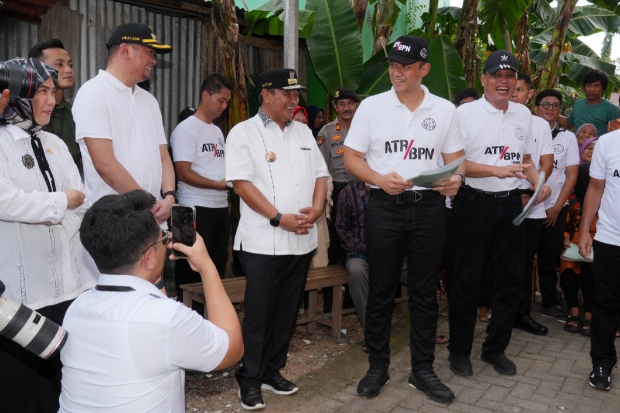 Pj Gubernur Sulsel Dampingi Menteri AHY Serahkan Sertipikat Hasil PTSL di Gowa