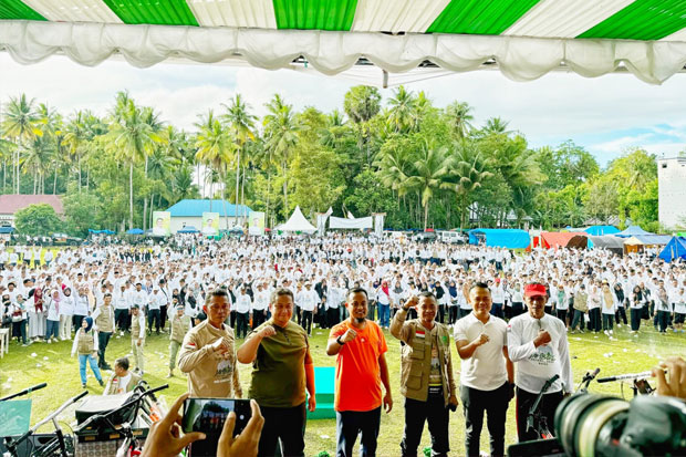 Andi Sudirman Jalan Anti Mager Bersama Ribuan Petani di Bone