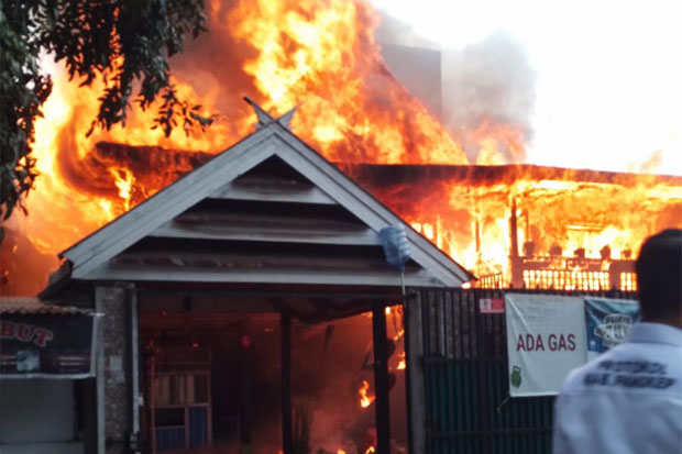 Rumah Agen LPG di Makassar Terbakar, Damkar Turunkan 35 Personel