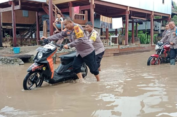 Polisi Bantu Evakuasi Warga Terdampak Banjir di Sidrap