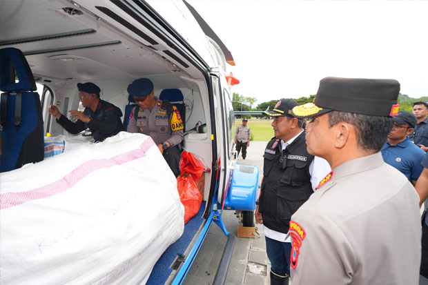 Terisolir Akibat Banjir, Bantuan Logistik Dikirim ke Latimojong Pakai Helikopter