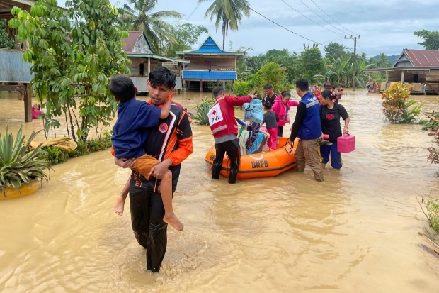 Bencana Banjir dan Longsor, PMI Sulsel Turunkan Bantuan hingga Relawan Bantu Warga