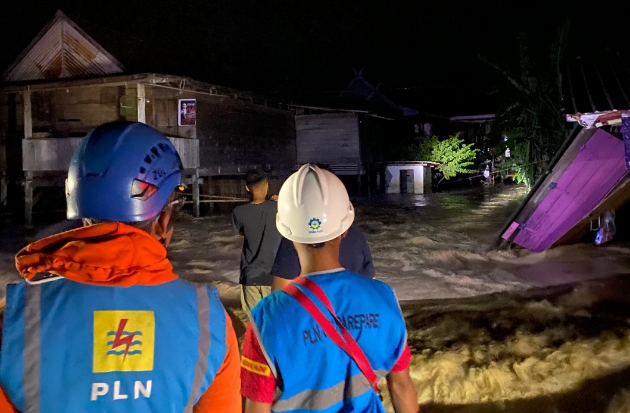 PLN Tanggap Pulihkan Listrik di Daerah Terdampak Banjir & Longsor Lingkup Sulsel