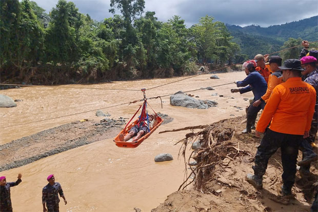 Delapan Warga dari Daerah Terisolir Karena Banjir Luwu Dievakuasi