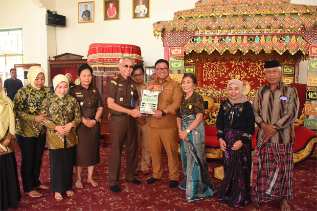 Pemkot Salurkan Bantuan dari Kedatuan Luwu dan Kejari Palopo untuk Korban Banjir