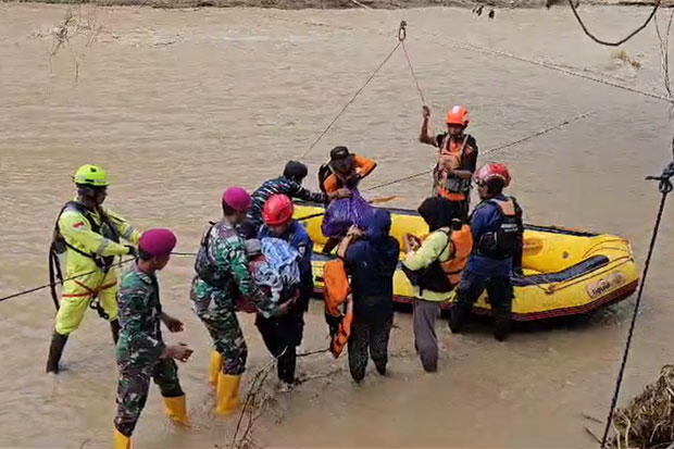 52 Warga di Daerah Terisolir Akibat Banjir Luwu Dievakuasi