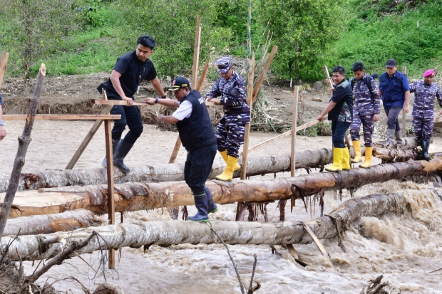 Pj Gubernur Bahtiar Temui Warga Korban Bencana di Latimojong dan Bajo Barat