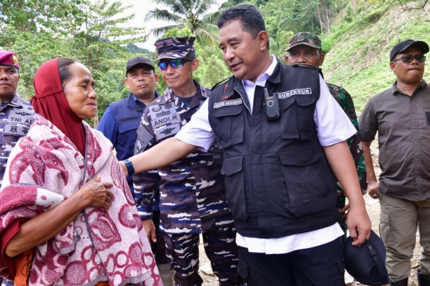 Pj Gubernur Pastikan Ketersediaan Logistik Warga Korban Bencana di Daerah Terisolir