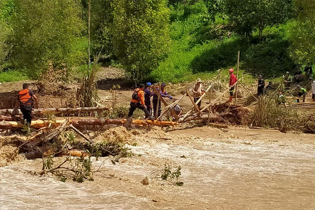 Damkar Makassar Turut Bantu Pulihkan Akses Terputus Akibat Banjir di Luwu