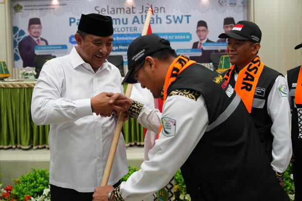 Pj Gubernur Sulsel Lepas Kloter Pertama Jemaah Haji Embarkasi Makassar