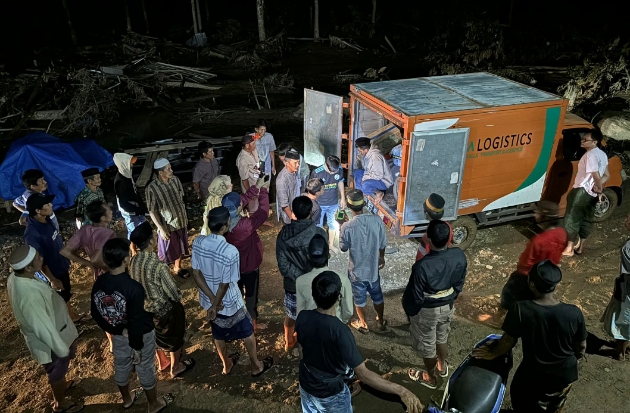 Tim LAZ Hadji Kalla Salurkan Bantuan Logistik untuk Korban Banjir Bandang Sulsel