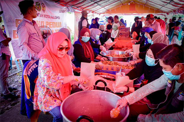 8 Hari Dapur Umum Pemkot Palopo, 10.000 Bungkus Makanan Dibuat untuk Korban Banjir Luwu