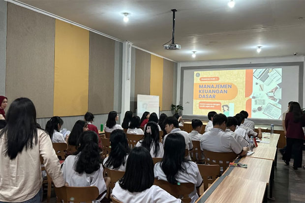 Mahasiswa UC Makassar Bekali Pemahaman Keuangan Siswa SMA Dunia Harapan