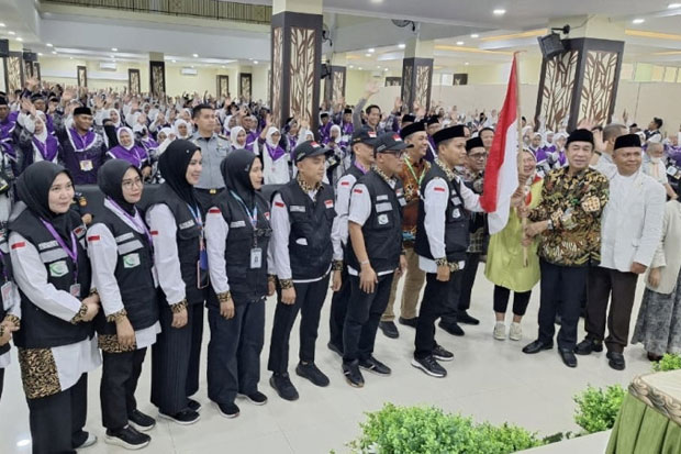 Lepas CJH di Embarkasi Makassar, Ashabul Kahfi Ingatkan Petugas Kloter