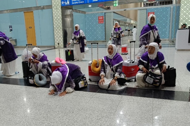 Sampai di Madinah, Jemaah Haji Kloter 5 Embarkasi Makassar Sujud Syukur