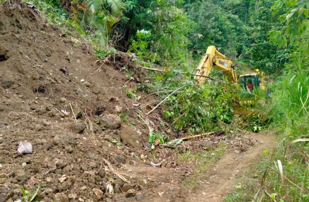Bantuan Alat Berat PT Vale Buka Akses Jalan Terisolir Pasca-Longsor di Luwu