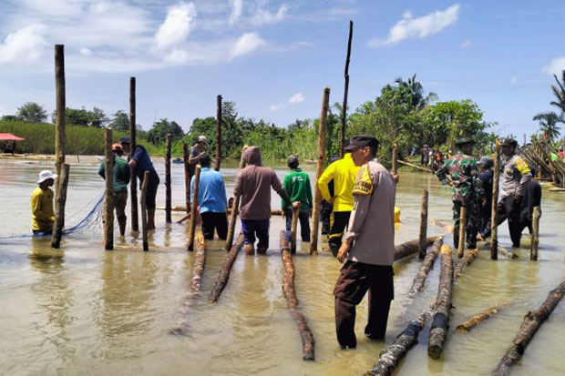 Gotong Royong Perbaiki Tanggul Jebol di Desa Pombakka Luwu Utara