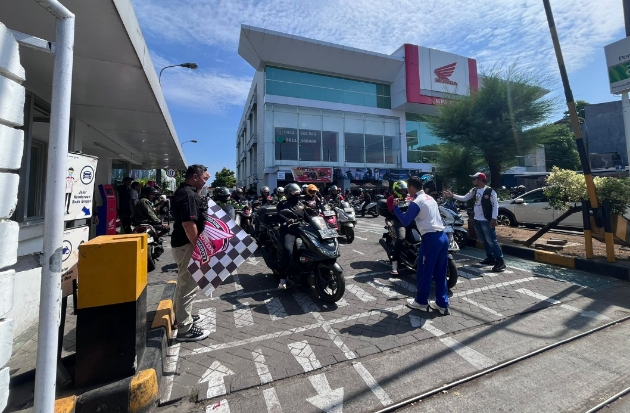 Kemeriahan Rolling City Touring Honda PCX Club Indonesia di Makassar