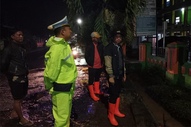 Sampai Larut Malam, Kapolres Enrekang Pantau Banjir di Cendana