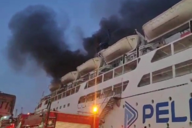 KM Umsini di Pelabuhan Makassar Terbakar, Penumpang Panik
