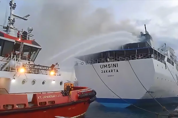 Kapal Tunda Pelindo Responsif Padamkan Kebakaran KM Umsini di Pelabuhan Makassar