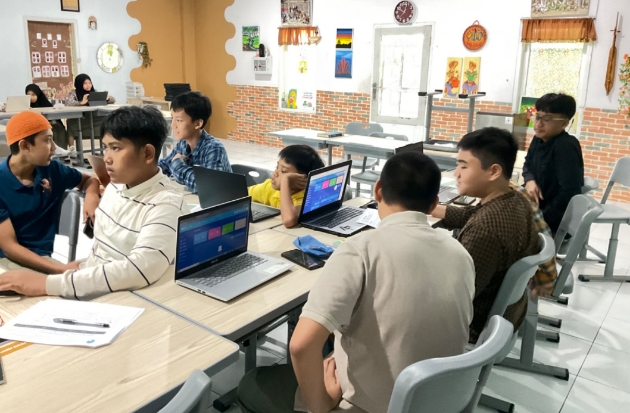 40 Siswa SMP Islam Athirah Bukit Baruga Belajar Coding Bersama Kominfo