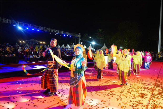 Rombongan Pemkot Palopo Tampil Memukau di Karnaval Budaya Apeksi Balikpapan